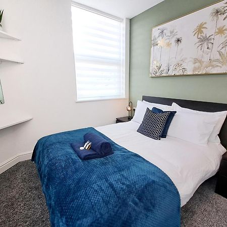 Bright 3 Bed Apartment With Terrace, Free Parking On Premises Γουάτφορντ Εξωτερικό φωτογραφία