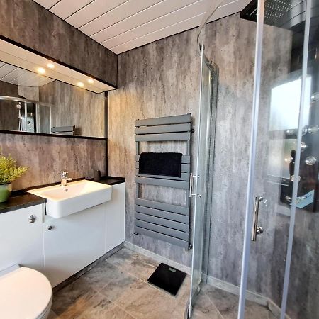 Bright 3 Bed Apartment With Terrace, Free Parking On Premises Γουάτφορντ Εξωτερικό φωτογραφία