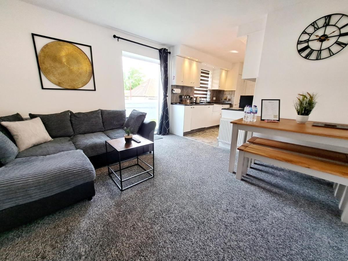 Bright 3 Bed Apartment With Terrace, Free Parking On Premises Γουάτφορντ Εξωτερικό φωτογραφία