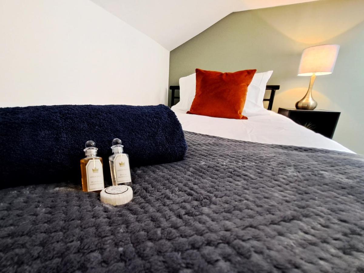 Bright 3 Bed Apartment With Terrace, Free Parking On Premises Γουάτφορντ Εξωτερικό φωτογραφία