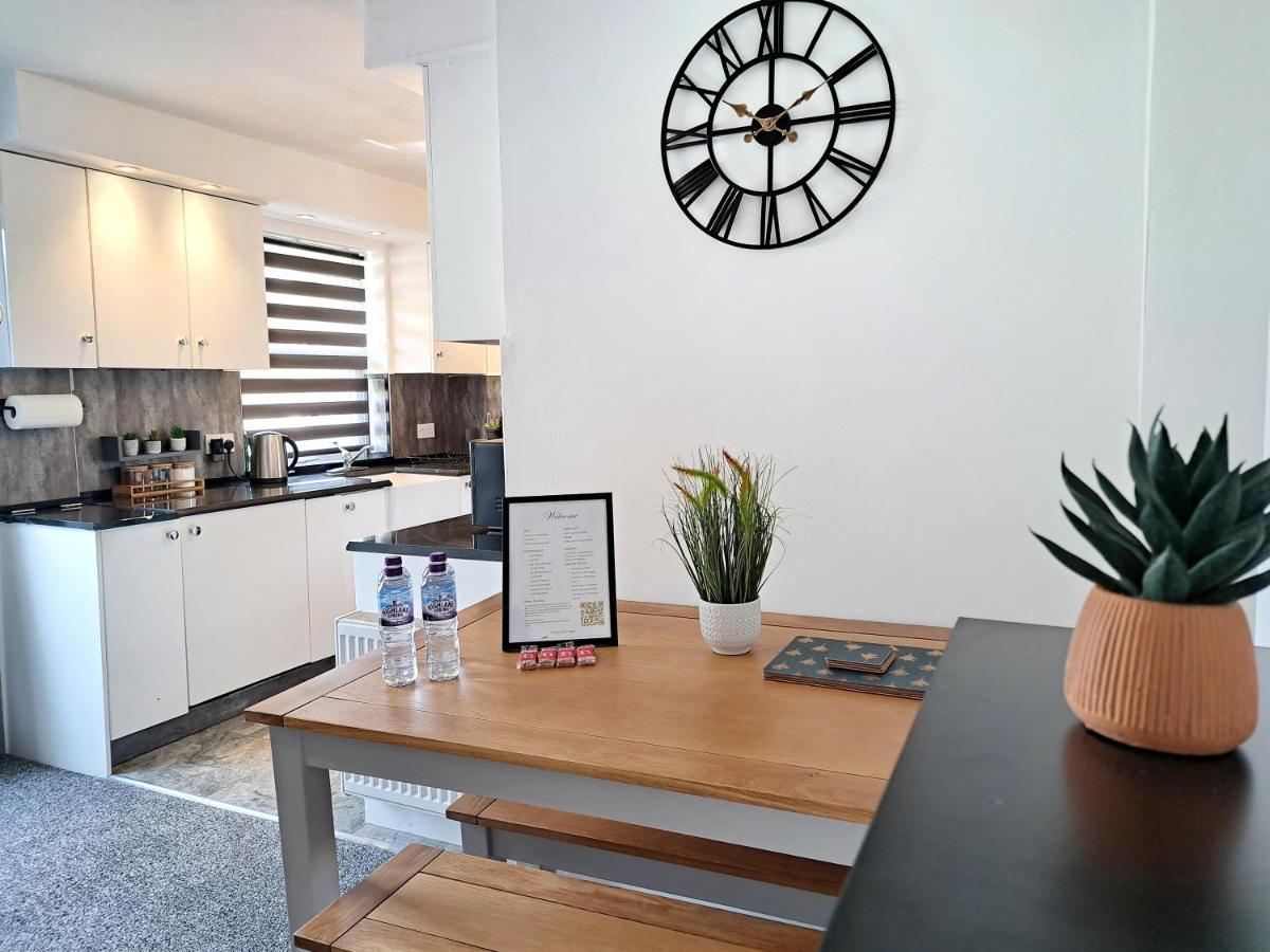 Bright 3 Bed Apartment With Terrace, Free Parking On Premises Γουάτφορντ Εξωτερικό φωτογραφία