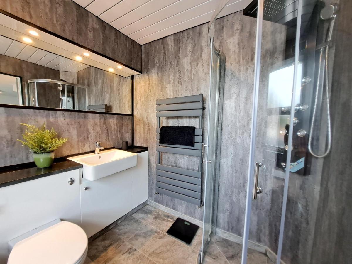 Bright 3 Bed Apartment With Terrace, Free Parking On Premises Γουάτφορντ Εξωτερικό φωτογραφία