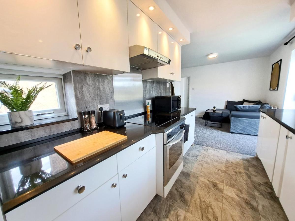 Bright 3 Bed Apartment With Terrace, Free Parking On Premises Γουάτφορντ Εξωτερικό φωτογραφία